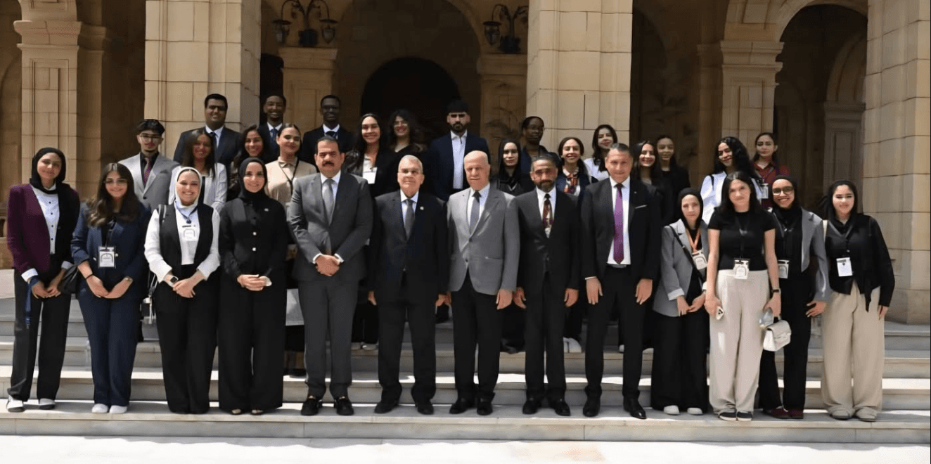 رئيس مجلس الشيوخ يستقبل وفدًا من طلاب الأكاديمية العربية للعلوم والتكنولوجيا والنقل البحري